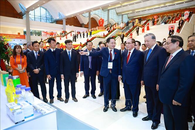 Tổng Bí thư Tô Lâm và Thủ tướng Phạm Minh Chính cùng các đại biểu tham quan trưng bày các sản phẩm tiêu biểu và thành tựu phát triển trong các lĩnh vực. Ảnh: Dương Giang-TTXVN 
