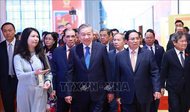 Tổng Bí thư Tô Lâm và Thủ tướng Phạm Minh Chính tham quan trưng bày ảnh về phong trào thi đua qua các thời kỳ trưng bày tại Đại hội Thi đua yêu nước lần thứ XI do Thông tấn xã Việt Nam thực hiện. Ảnh: Dương Giang-TTXVN 
