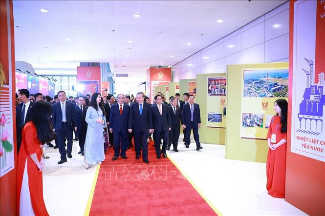 Tổng Bí thư Tô Lâm và Thủ tướng Phạm Minh Chính tham quan trưng bày ảnh về phong trào thi đua qua các thời kỳ trưng bày tại Đại hội Thi đua yêu nước lần thứ XI do Thông tấn xã Việt Nam thực hiện. Ảnh: Dương Giang-TTXVN 
