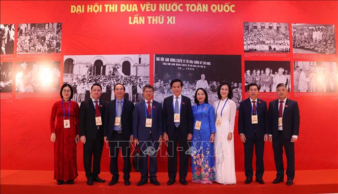 Các đại biểu chụng ảnh lưu niệm tại khu Trưng bày ảnh của Thông tấn xã Việt Nam tại Đại hội. Ảnh: Văn Điệp - TTXVN