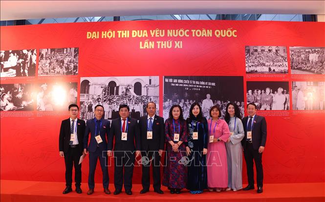 Các đại biểu chụng ảnh lưu niệm tại khu Trưng bày ảnh của Thông tấn xã Việt Nam tại Đại hội. Ảnh: Văn Điệp - TTXVN