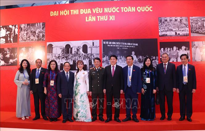 Các đại biểu chụng ảnh lưu niệm tại khu Trưng bày ảnh của Thông tấn xã Việt Nam tại Đại hội. Ảnh: Văn Điệp - TTXVN