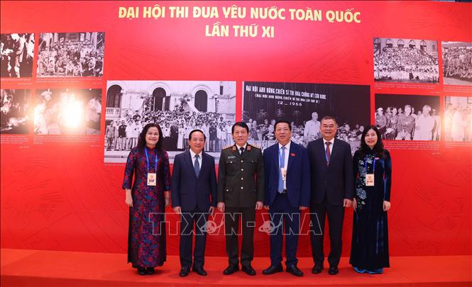 Các đại biểu chụng ảnh lưu niệm tại khu Trưng bày ảnh của Thông tấn xã Việt Nam tại Đại hội. Ảnh: Văn Điệp - TTXVN