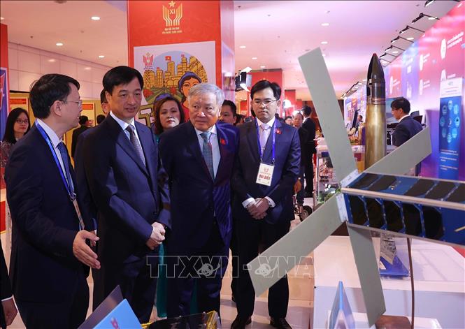 Các đại biểu tham quan trưng bày, triển lãm các thành tựu của đất nước tại Đại hội. Ảnh: Văn Điệp - TTXVN