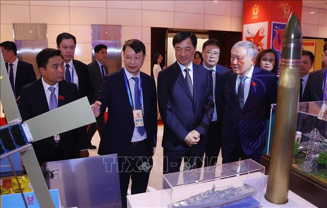 Các đại biểu tham quan trưng bày, triển lãm các thành tựu của đất nước tại Đại hội. Ảnh: Văn Điệp - TTXVN

