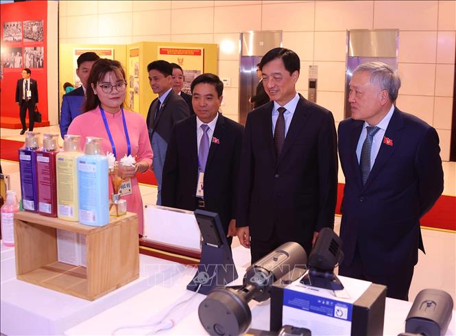 Các đại biểu tham quan trưng bày các sản phẩm tiêu biểu và thành tựu phát triển trong các lĩnh vực. Ảnh: Văn Điệp - TTXVN