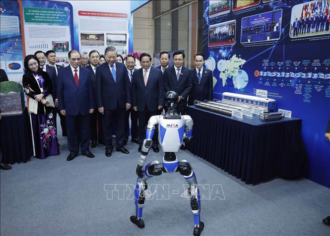 Các đại biểu tham quan trưng bày, triển lãm các thành tựu của đất nước tại Đại hội. Ảnh: Văn Điệp - TTXVN

