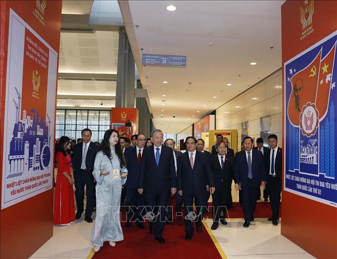 Tổng Bí thư Tô Lâm và Thủ tướng Phạm Minh Chính tham quan trưng bày ảnh về phong trào thi đua qua các thời kỳ trưng bày tại Đại hội Thi đua yêu nước lần thứ XI do Thông tấn xã Việt Nam thực hiện. Ảnh: Dương Giang-TTXVN

