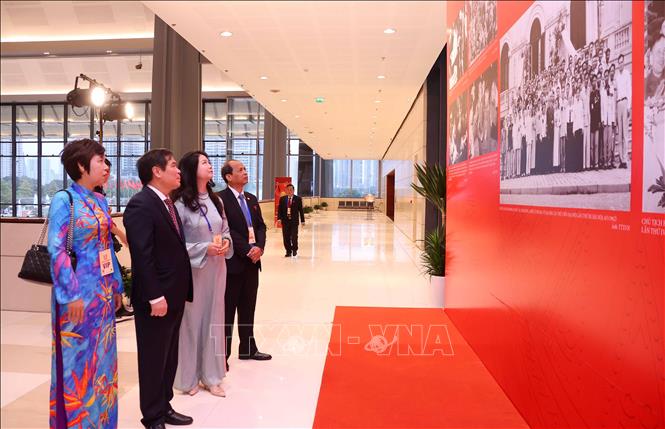 Đại biểu tham quan trưng bày ảnh về phong trào thi đua qua các thời kỳ trưng bày tại Đại hội Thi đua yêu nước lần thứ XI do Thông tấn xã Việt Nam thực hiện. Ảnh: Văn Điệp - TTXVN

