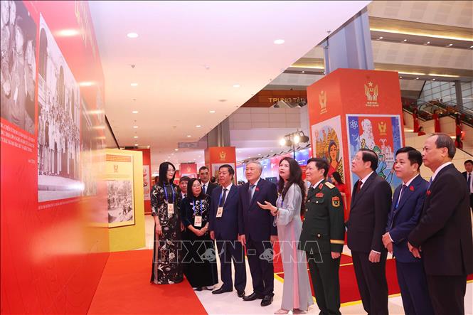 Đại biểu tham quan trưng bày ảnh về phong trào thi đua qua các thời kỳ trưng bày tại Đại hội Thi đua yêu nước lần thứ XI do Thông tấn xã Việt Nam thực hiện. Ảnh: Văn Điệp - TTXVN