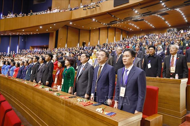 Đại biểu thực hiện nghi thức chào cờ. Ảnh: Doãn Tấn - TTXVN