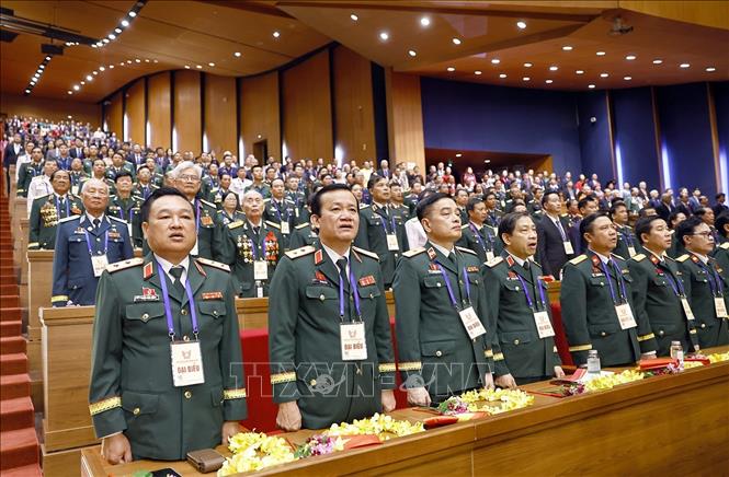 Đại biểu thực hiện nghi thức chào cờ. Ảnh: Doãn Tấn - TTXVN