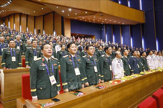 Đại biểu thực hiện nghi thức chào cờ. Ảnh: Doãn Tấn - TTXVN