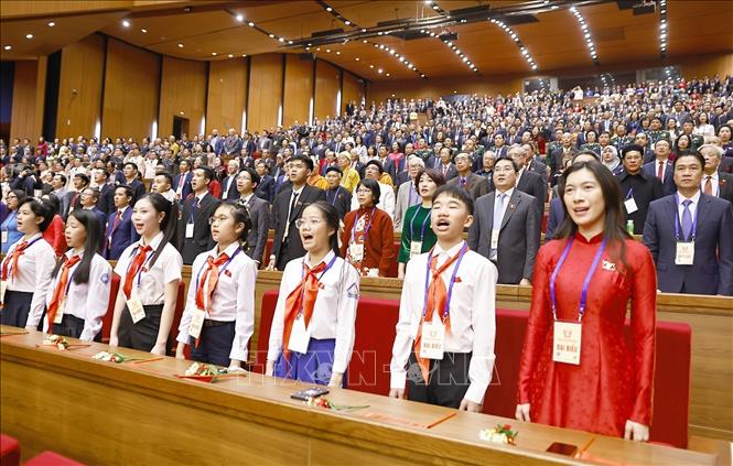 Đại biểu thực hiện nghi thức chào cờ. Ảnh: Doãn Tấn - TTXVN