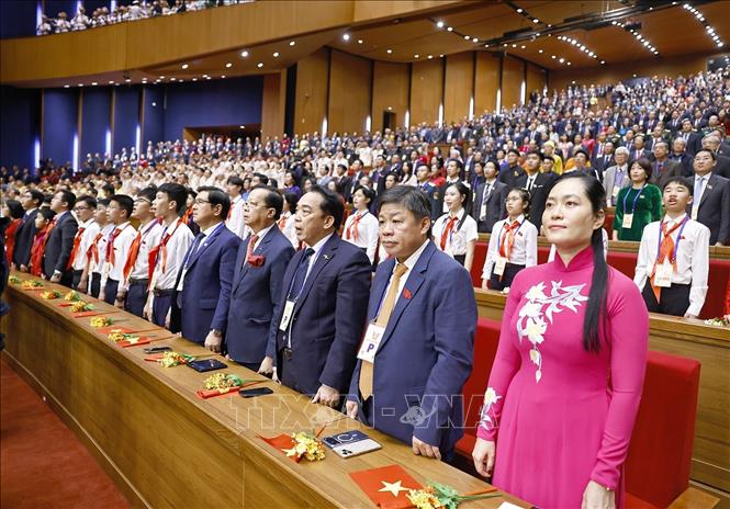 Đại biểu thực hiện nghi thức chào cờ. Ảnh: Doãn Tấn - TTXVN