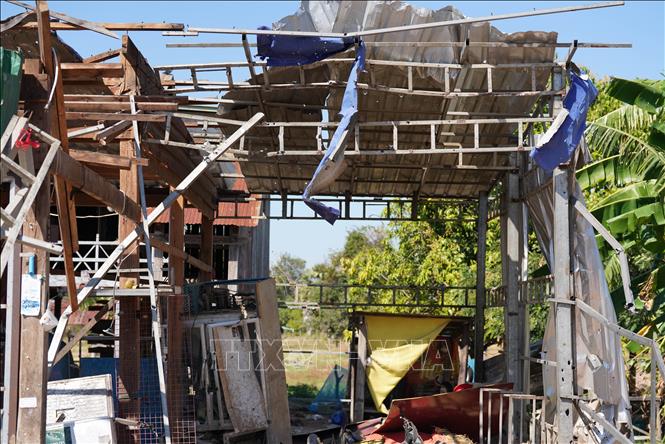 Nhà dân ở tỉnh Oddar Meanchey (Campuchia) bị phá huỷ trong xung đột biên giới giữa Thái Lan và Campuchia, ngày 20/12/2025. Ảnh: THX/TTXVN