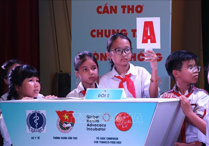 Đại diện các đội thi trả lời câu hỏi. Ảnh: Nguyễn Hằng – TTXVN