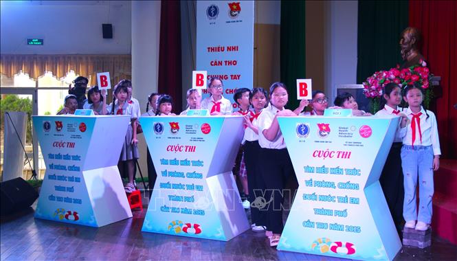 Các đội trong phần thi kiến thức. Ảnh: Nguyễn Hằng – TTXVN