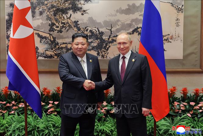 Nhà lãnh đạo Triều Tiên Kim Jong-un (trái) trong cuộc gặp Tổng thống Nga Vladimir Putin tại Bắc Kinh (Trung Quốc), ngày 3/9/2025. Ảnh: Yonhap/TTXVN