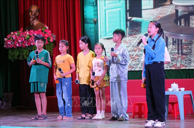 Tiểu phẩm tình huống của các đội thi. Ảnh: Nguyễn Hằng – TTXVN