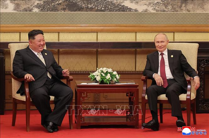 Nhà lãnh đạo Triều Tiên Kim Jong-un (trái) trong cuộc gặp Tổng thống Nga Vladimir Putin tại Bắc Kinh (Trung Quốc), ngày 3/9/2025. Ảnh: Yonhap/TTXVN