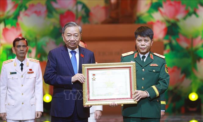 Tổng Bí thư Tô Lâm trao Danh hiệu Anh hùng Lực lượng vũ trang nhân dân cho các tập thể có thành tích đặc biệt xuất sắc. Ảnh: Dương Giang-TTXVN 
