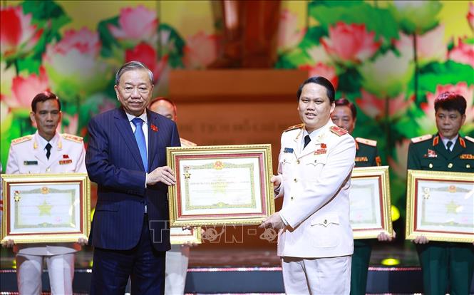 Tổng Bí thư Tô Lâm trao Danh hiệu Anh hùng Lực lượng vũ trang nhân dân cho các tập thể có thành tích đặc biệt xuất sắc. Ảnh: Dương Giang-TTXVN 
