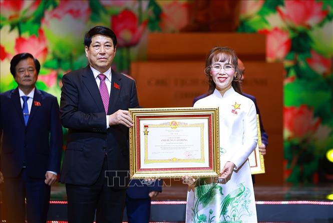 Chủ tịch nước Lương Cường trao Danh hiệu Anh hùng Lao động cho các cá nhân có thành tích đặc biệt xuất sắc. Ảnh: Dương Giang-TTXVN 
