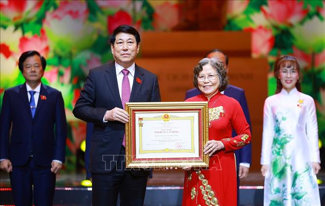 Chủ tịch nước Lương Cường trao Danh hiệu Anh hùng Lao động cho các cá nhân có thành tích đặc biệt xuất sắc. Ảnh: Dương Giang-TTXVN 
