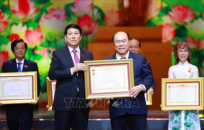 Chủ tịch nước Lương Cường trao Danh hiệu Anh hùng Lao động cho các cá nhân có thành tích đặc biệt xuất sắc. Ảnh: Dương Giang-TTXVN 