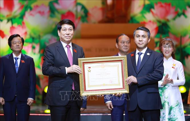 Chủ tịch nước Lương Cường trao Danh hiệu Anh hùng Lao động cho các cá nhân có thành tích đặc biệt xuất sắc. Ảnh: Dương Giang-TTXVN 
