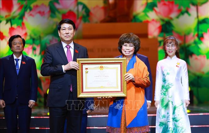 Chủ tịch nước Lương Cường trao Danh hiệu Anh hùng Lao động cho các cá nhân có thành tích đặc biệt xuất sắc. Ảnh: Dương Giang-TTXVN 