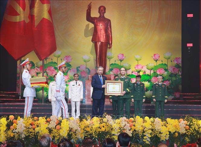 Tổng Bí thư Tô Lâm trao Danh hiệu Anh hùng Lực lượng vũ trang nhân dân cho các tập thể. Ảnh: Trọng Đức - TTXVN