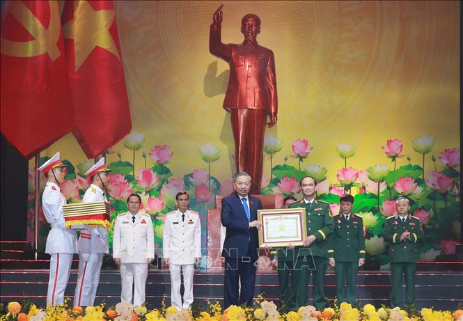 Tổng Bí thư Tô Lâm trao Danh hiệu Anh hùng Lực lượng vũ trang nhân dân cho các tập thể. Ảnh: Trọng Đức - TTXVN