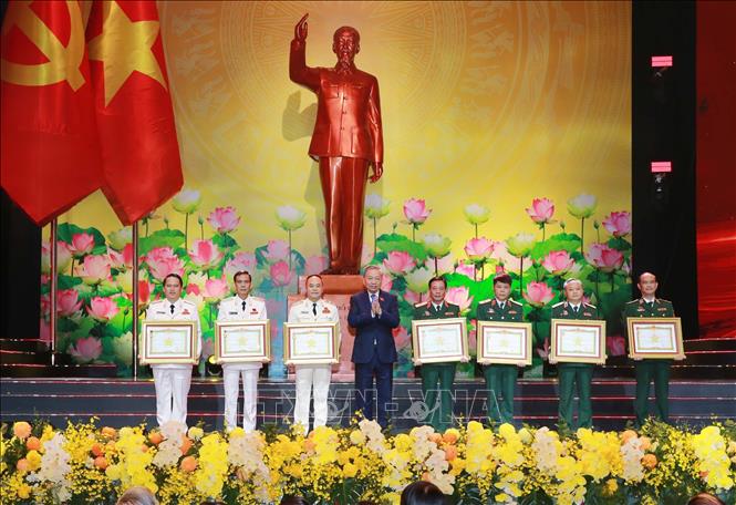 Tổng Bí thư Tô Lâm trao Danh hiệu Anh hùng Lực lượng vũ trang nhân dân cho các tập thể. Ảnh: Trọng Đức - TTXVN