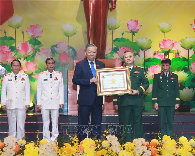 Tổng Bí thư Tô Lâm trao Danh hiệu Anh hùng Lực lượng vũ trang nhân dân cho các tập thể. Ảnh: Trọng Đức - TTXVN