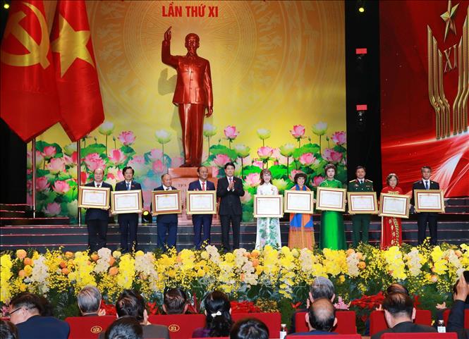 Chủ tịch nước Lương Cường trao Danh hiệu Anh hùng Lao động cho các cá nhân. Ảnh: Trọng Đức - TTXVN