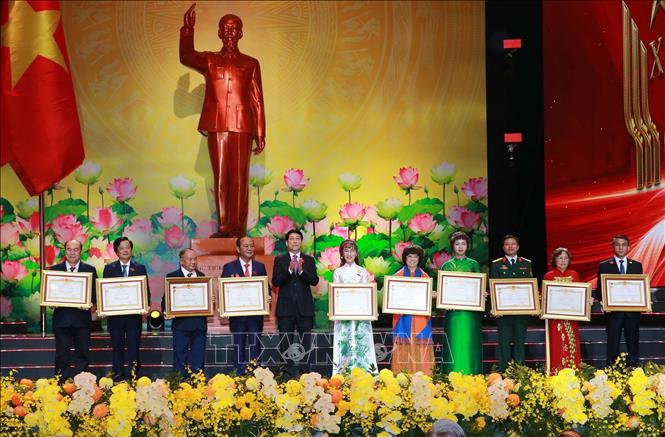 Chủ tịch nước Lương Cường trao Danh hiệu Anh hùng Lao động cho các cá nhân. Ảnh: Trọng Đức - TTXVN