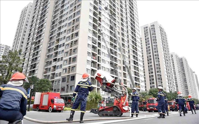 Cuộc diễn tập huy động lực lượng lớn với hàng nghìn người tham gia cùng nhiều phương tiện, trang thiết bị hiện đại, qua đó đánh giá khả năng chỉ huy, phối hợp, xử lý các tình huống cháy, nổ, tai nạn phức tạp tại nhà cao tầng. Ảnh: TTXVN phát