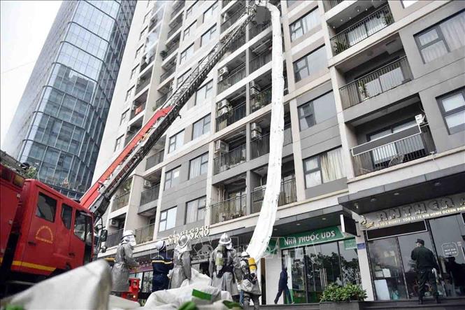 Khoảng 9h30, tình huống giả định xảy ra nổ khí gas tại khu vực bếp quán ăn tầng 1 tòa nhà Technopark Tower, gây cháy lớn và làm sập đổ một phần kết cấu công trình. Ảnh: TTXVN phát