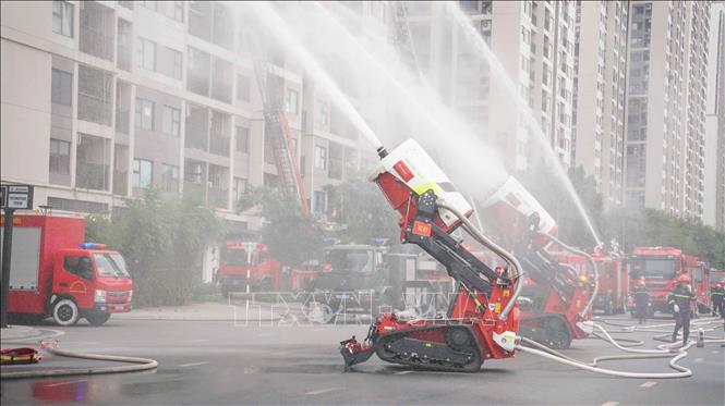 Rô bốt chữa cháy được triển khai tại buổi diễn tập. Đây là một trong những phương tiện chữa cháy hiện đại, phát huy hiệu quả chữa cháy. Ảnh: TTXVN phát