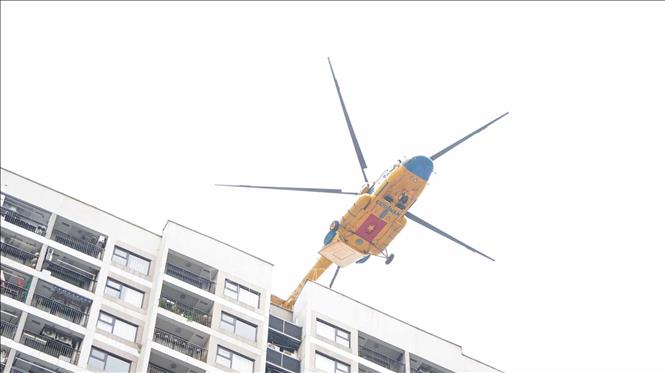 Trong giai đoạn cao điểm, trực thăng được huy động bay trinh sát trên không, hỗ trợ quan sát tổng thể hiện trường, phục vụ công tác chỉ huy, điều hành chữa cháy, cứu nạn, cứu hộ. Ảnh: TTXVN phát