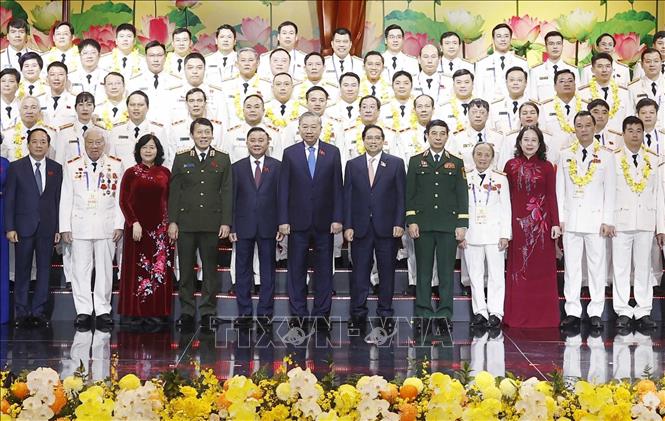 Tổng Bí thư Tô Lâm cùng các đồng chí lãnh đạo, nguyên lãnh đạo Đảng và Nhà nước với các đại biểu. Ảnh: Thống Nhất - TTXVN