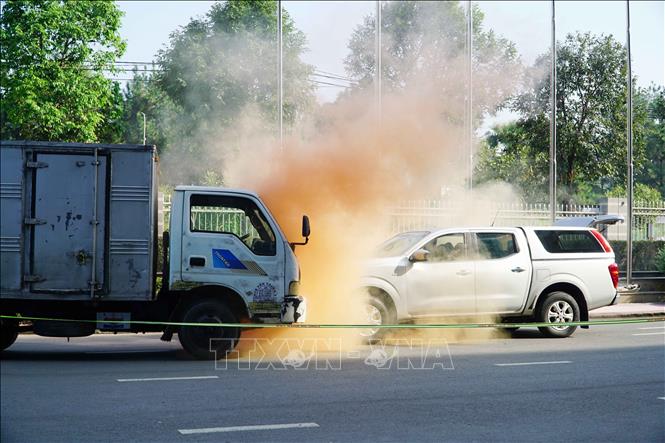 Đám cháy xuất hiện khi lực lượng chức năng đang cứu nạn nhân bị mắc kẹt trong xe bán tải. Ảnh: Thu Hoài - TTXVN