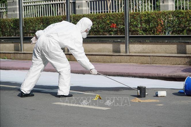 Xác định vị trí và tình trạng nguồn phóng xạ. Ảnh: Thu Hoài - TTXVN