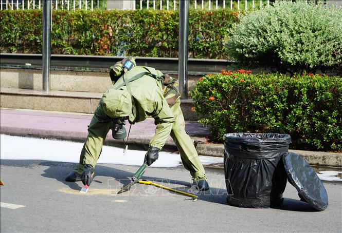 Thu gom vật thể có khả năng nhiễm bẩn phóng xạ. Ảnh: Thu Hoài - TTXVN