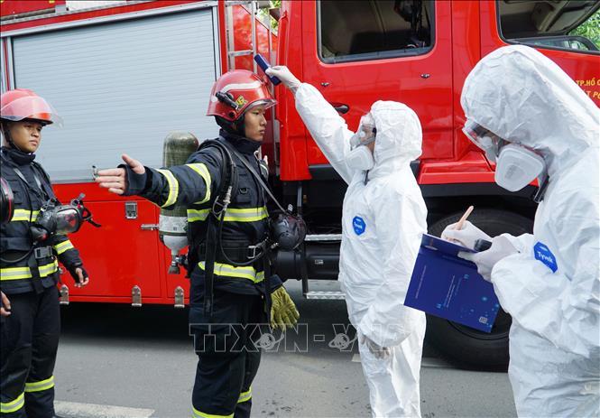 Kiểm xạ cá nhân cho lực lượng có liên quan trong khu vực ảnh hưởng sự cố. Ảnh: Thu Hoài - TTXVN