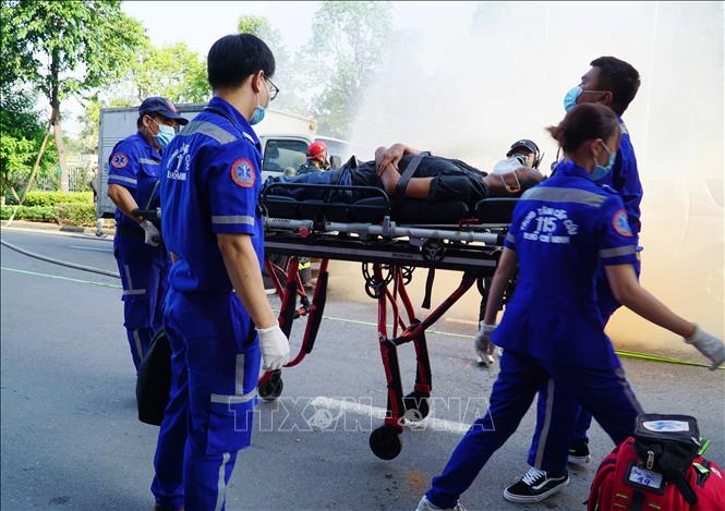 Nạn nhân được đưa đi cấp cứu. Ảnh: Thu Hoài - TTXVN
