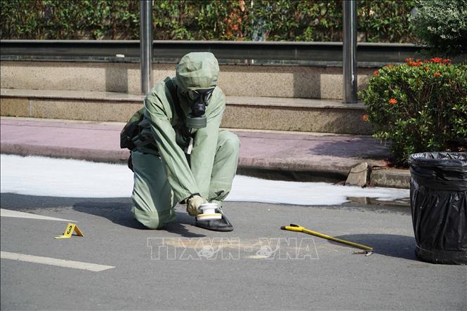 Đo kiểm xạ sau khi thực hiện thu hồi nguồn phóng xạ, thu gom vật thể nhiễm xạ. Ảnh: Thu Hoài - TTXVN