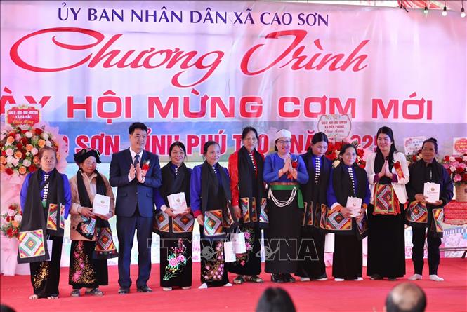 Đại biểu lãnh đạo xã Cao Sơn tăng hoa cho các đại diện xóm. Ảnh: Trọng Đạt-TTXVN